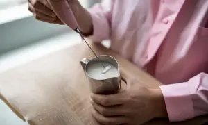 Jak spienić mleko roślinne – proste sposoby na idealną piankę