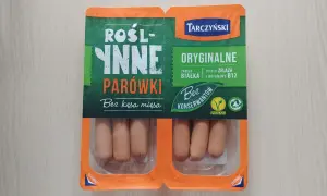 Opakowanie roślinnych parówek Tarczyński z widocznymi parówkami w środku.
