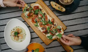 Z czym jest pizza wegetariańska? Odkryj pyszne składniki i dodatki