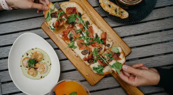 Z czym jest pizza wegetariańska? Odkryj pyszne składniki i dodatki