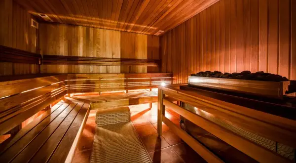 Czy sauna pomaga w odchudzaniu? Prawda o utracie wagi i metabolizmie