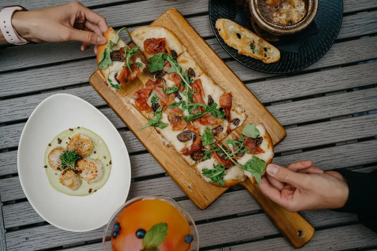 Z czym jest pizza wegetariańska? Odkryj pyszne składniki i dodatki