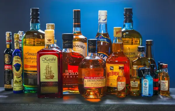 Ile kalorii ma whisky z colą? Sprawdź, co naprawdę pijesz!