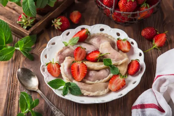 Ile kalorii ma pierogi z truskawkami? Zaskakujące wartości odżywcze