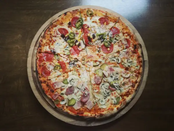 Ile kalorii ma pizza? Odkryj zaskakujące różnice między rodzajami